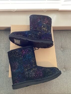 UGG® Kids Classic II Shimmer Sky Booties, size 5 Youth
